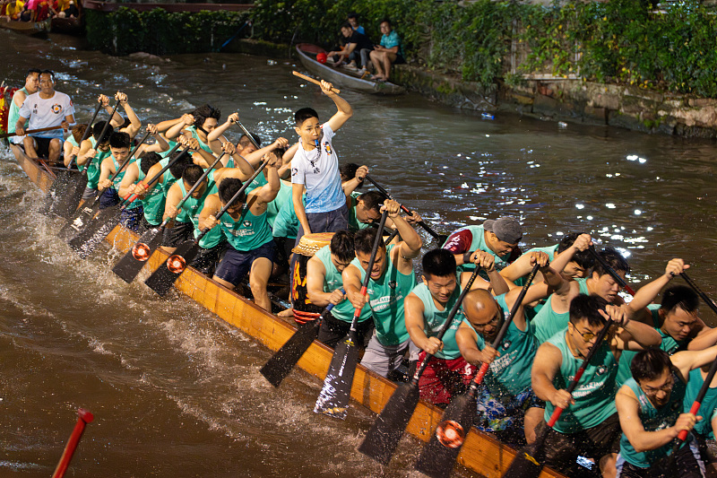 Teams in Foshan trainieren für anstehendes Drachenbootfestival