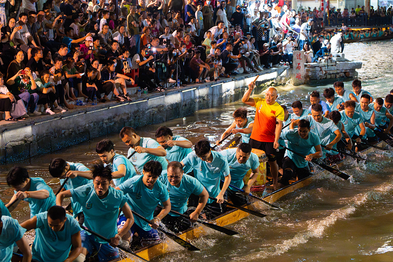 Teams in Foshan trainieren für anstehendes Drachenbootfestival