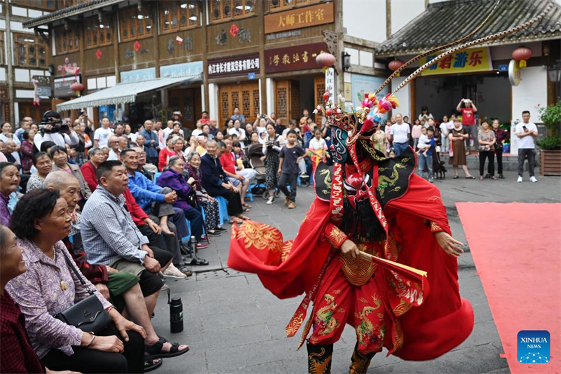 Menschen in ganz China genie?en das Drachenbootfest