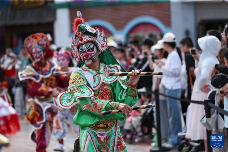 Menschen in ganz China genie?en das Drachenbootfest