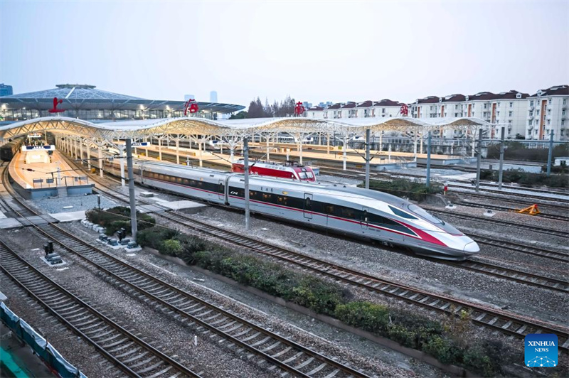 Abfahrt des ersten Hochgeschwindigkeitszugs vom Südbahnhof in Shanghai