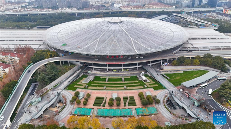 Abfahrt des ersten Hochgeschwindigkeitszugs vom Südbahnhof in Shanghai